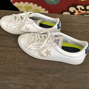 Sz 9 Men’s Converse All Star low cut white leather sneaker - very good condition